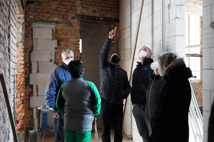 V průběhu zimy byla dodělána střecha, nyní pokrývaná dvojitou izolací. V průběhu zimy byla dodělána střecha, nyní pokrývaná dvojitou izolací.