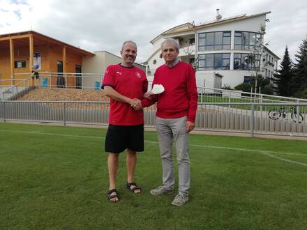 předání částky Hospicu za dražbu dresu předání částky Hospicu za dražbu dresu