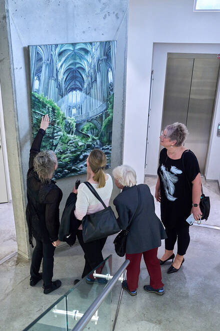 Lucie Šanderová návštěvníkům ukazuje svůj obraz Lucie Šanderová návštěvníkům ukazuje svůj obraz