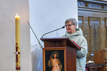 MUDr. Marie Svatošová během mše v kostele sv. Václava