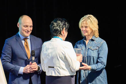 Iva Valerová přebrala cenu z rukou Evy Pavlové, první dámy ČR Iva Valerová přebrala cenu z rukou Evy Pavlové, první dámy ČR